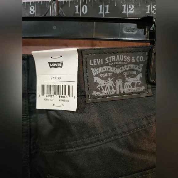 Levi's high-rise Mom black pants relaxed through hip and thigh Size 27x30 NEW - Picture 6 of 6